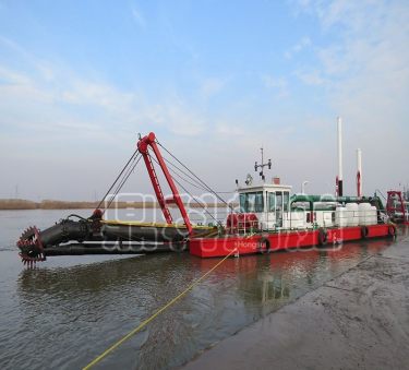 Dredging dredger, reservoir dredging dredger, riverbed sludge cleaning equipment with stable performance and wide applicability