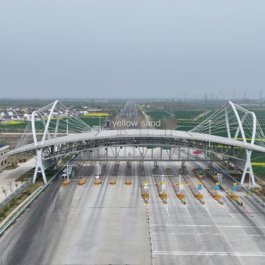 Professional team for the construction of the highway toll station grid structure to ensure quality and quantity of the eight si