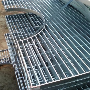 Rongou Customized Hot dip Galvanized Irregular Steel Grating Trapezoidal Polygonal Non standard Cutting Municipal Ditch Sump Cov