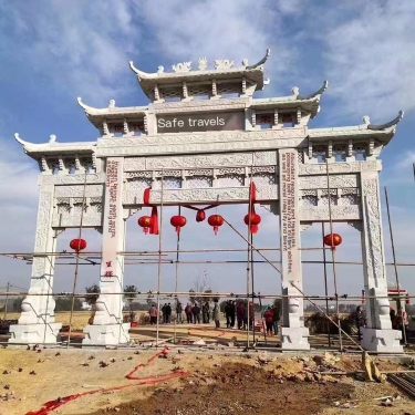 Carved three gates and five floors in the street, carved stone memorial archway in the village, carved stone archway in the vill