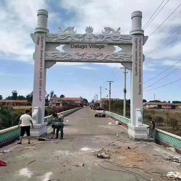 The stone memorial archway at the entrance of Sanmen Stone Gate Tower Scenic Area has strong compressive capacity, and Lin Hong