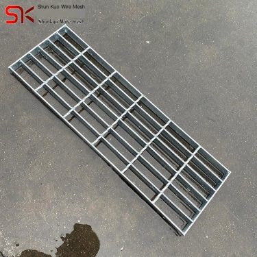 Steel ladder step board G253 /30 /100W hot-dip galvanized pressure welded horse track grating board