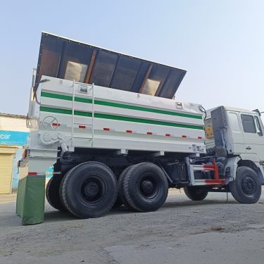 Self propelled cement ash spreader for road surface powder digestion ash paving vehicle